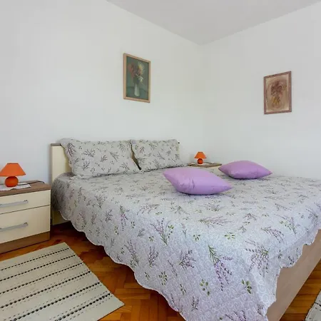 House Katica Nyaraló *